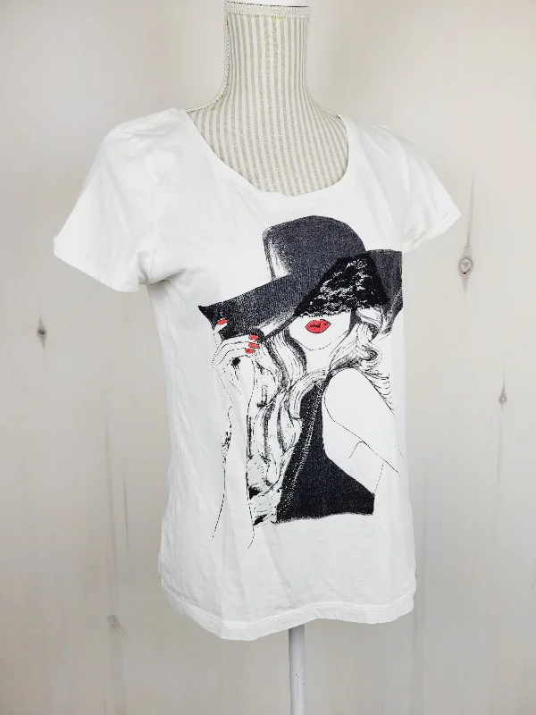 ITEMS WHITE GRAPHIC T SHIRT LADIES LARGE PRE-LOVED-- Plaid T-Shirt Polka Dot Checkered