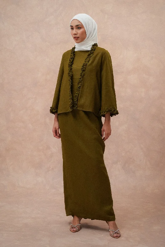 The Classic Pleated Linen Skirt in Olive zip skirt side